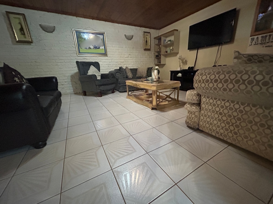 5 Bedroom Property for Sale in Beacon Bay Eastern Cape